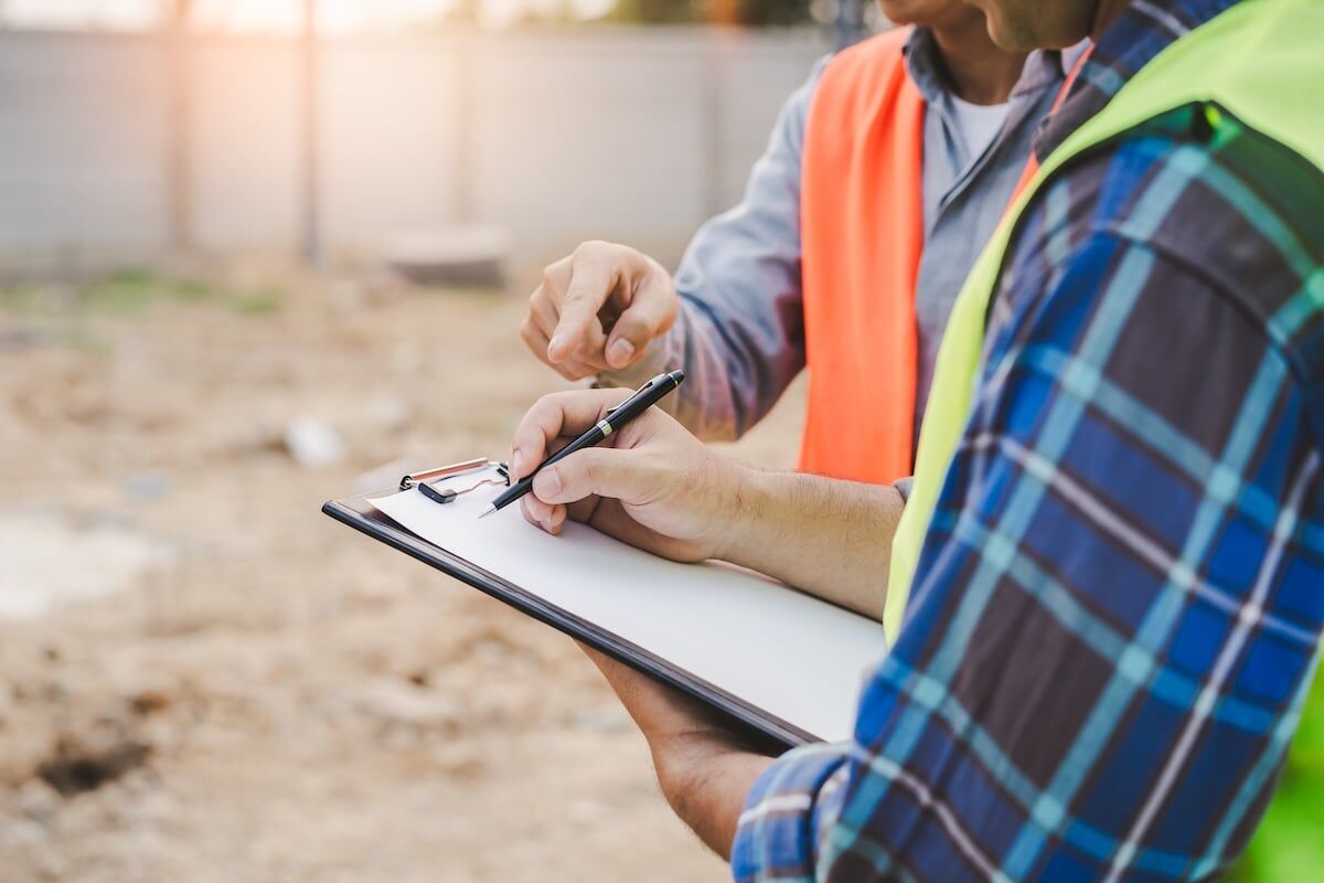 Roofer and client consultant inspection job plan