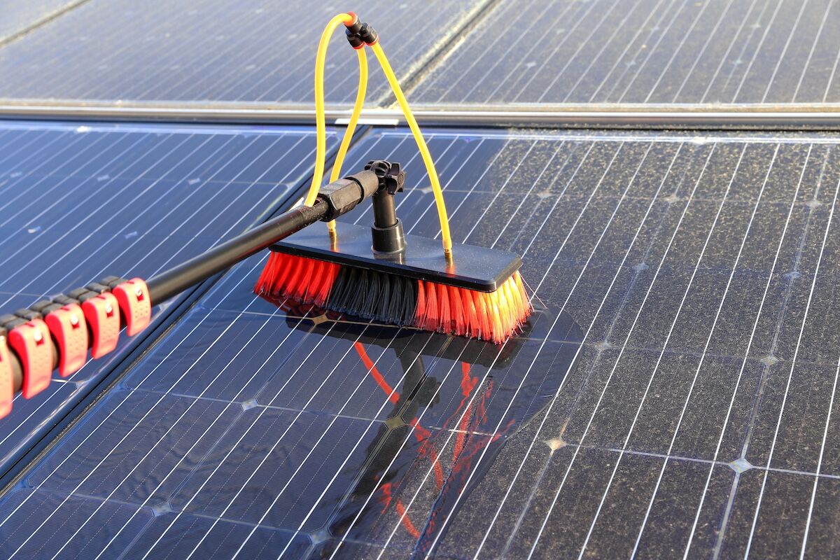 Gentle scrubbing roof with cleaning solution
