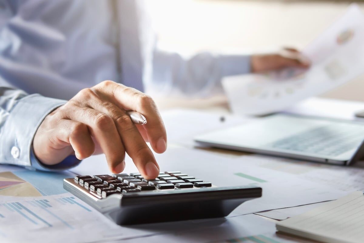 insurance agent calculating roof depreciation