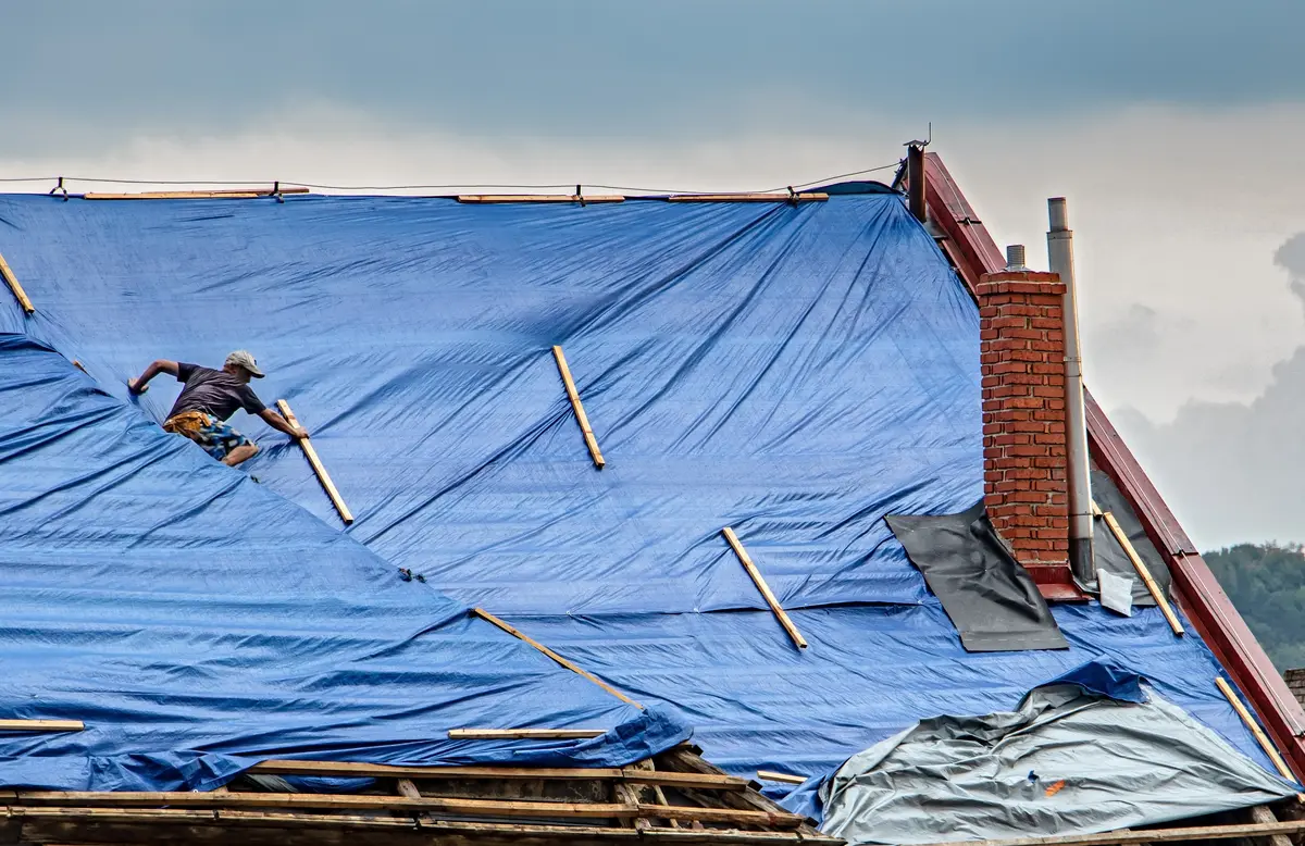 installing a roof tarp