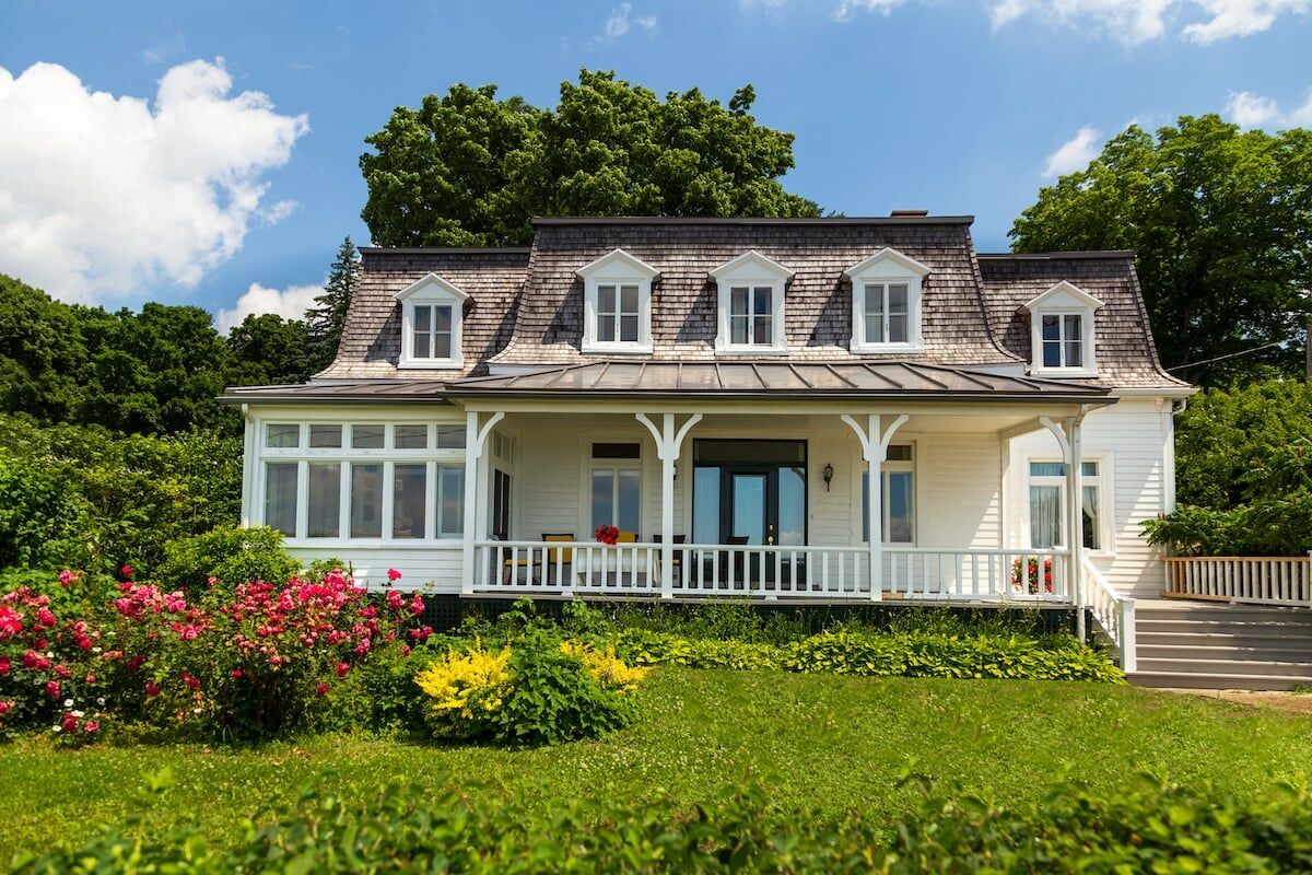 Asymmetrical house with mansard roof