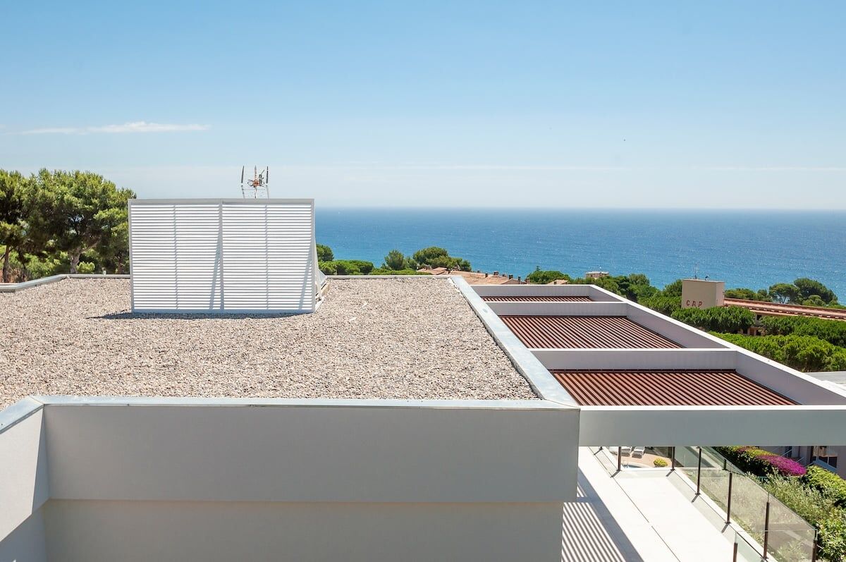 The roof of the house is covered with small stones. 